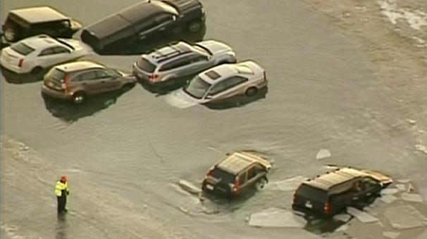 فیلم/ دریاچه یخ زده در ویسکانسین آمریکا خودروها را بلعید