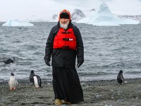 فیلم/ رویارویی اسقف کیریل روسیه با پنگوئن ها