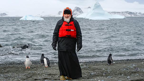 فیلم/ رویارویی اسقف کیریل روسیه با پنگوئن ها