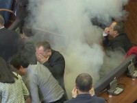 فیلم/ گاز اشک آور و ماسک در پارلمان کوزوو