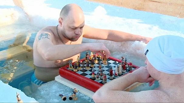فیلم/ بازی شطرنج روس ها در آبهای یخزده