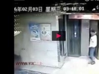 فیلم/لگد دردسرساز یک مرد، وی را به تونل آسانسور انداخت