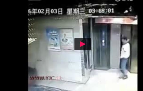 فیلم/لگد دردسرساز یک مرد، وی را به تونل آسانسور انداخت