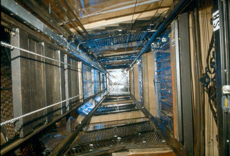 سقوط مرگبار آسانسور در خیابان ولیعصر + عکس