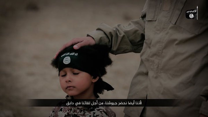 کودک چهارساله داعشی، 3 نفر را اعدام کرد /تصاویر