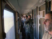 عکس/ تصویر شهید صیاد شیرازی در حال اذان گفتن در قطار
