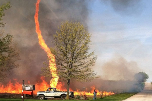 نمونه یک گردباد آتشین + عکس