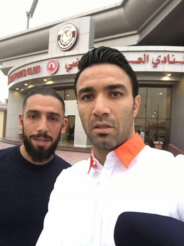 جواد نکونام و اشکان دژاگه، دو ستاره ایرانی تیم العربی قطر در مقابل ساختمان این باشگاه سلفی گرفته اند