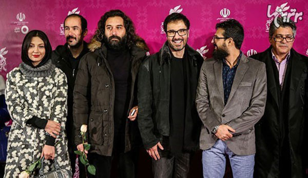 حدیث میرامینی و محمدرضا فروتن در کنار سایر همکاران فیلم «عادت نمی‌کنم» در حاشیه مراسم افتتاحیه