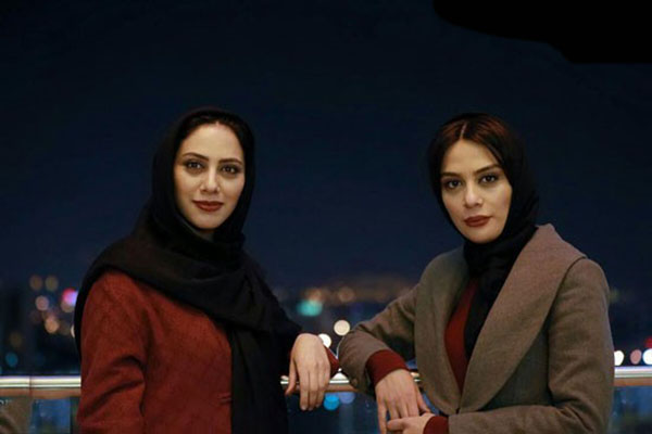 خواهران فرجاد در محوطه کاخ جشنواره