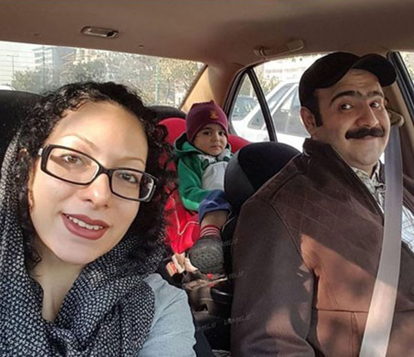 سلفی جالب بهادر مالکی خالق شخصیت «فامیل دور» در کنار همسر و فرزندش در ترافیک