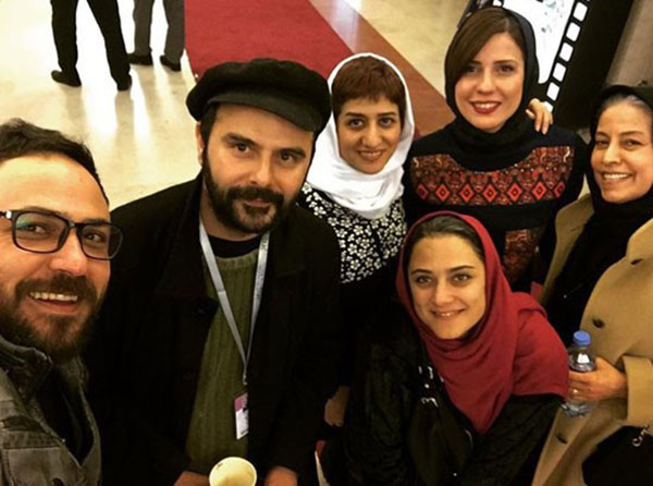 سلفی علیرضا کمالی در کنار علی مصفا، سارا بهرامی، سهیلا رضوی و سایر عزیزان در یکی از پردیس های سینمایی