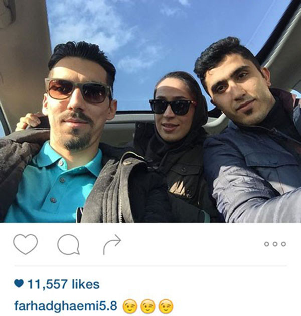 سلفی فرهاد قائمی در کنار مجتبی میرزاجانپور و همسر عزیزش در داخلِ ماشین سان روف دارشان
