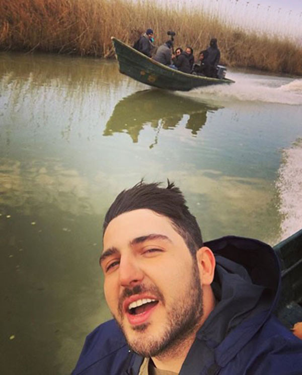 سلفی محمدرضا غفاری در حال قایق سواری در نیزار های جنوب