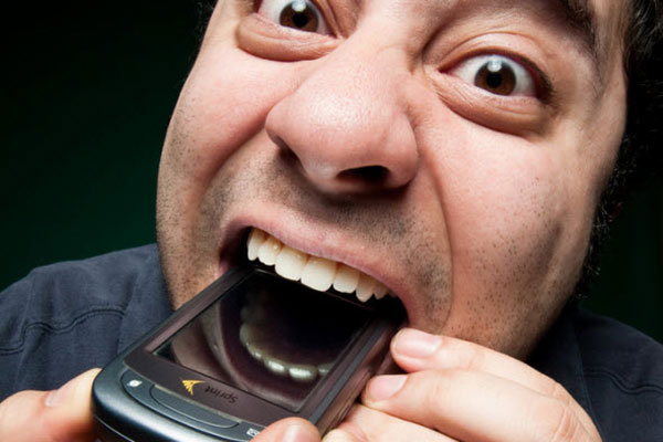 اگر یک گوشی موبایل را ببلعید، چه بلایی به سرتان می‌آید؟!