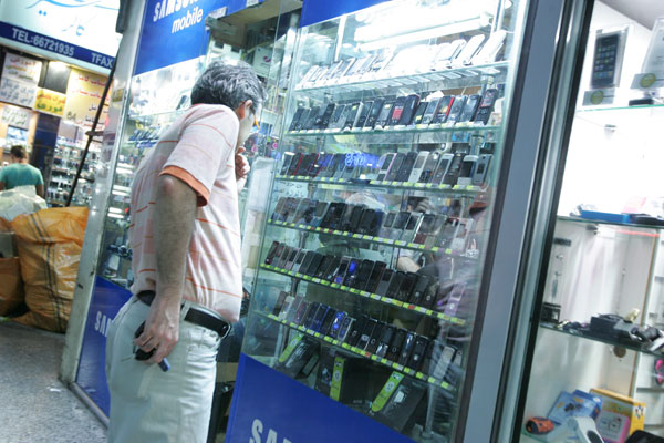 واردات و عرضه مجدد گوشی های قاچاق در بازار تهران