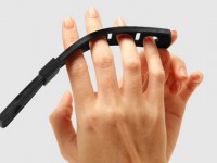 دستکش جادویی برای تبدیل حرکات انگشت به صدا (+عکس)