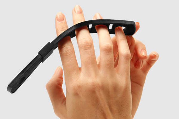 دستکش جادویی برای تبدیل حرکات انگشت به صدا (+عکس)