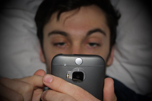 با گوشی هوشمند به تخت خواب نروید