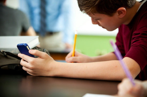 مدارس انگلیس دستورالعمل استفاده از تلفن همراه ندارند