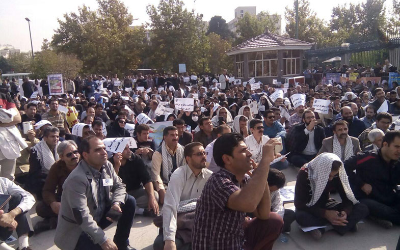 تجمع جمعی از کارگزاران شرکت مخابرات روستایی مقابل مجلس