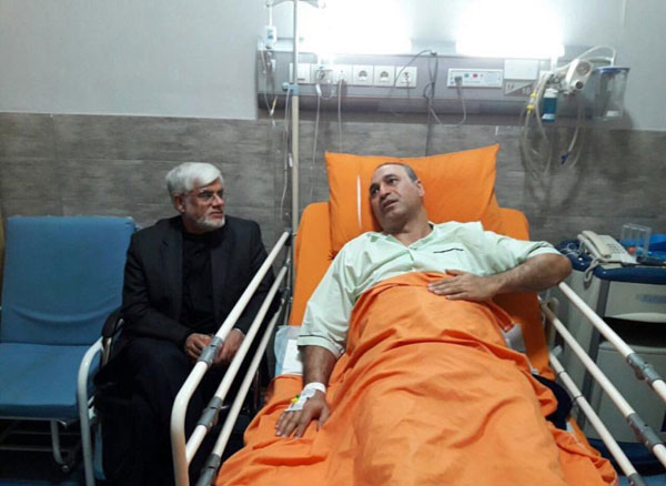 عیادت عارف از حمید فرخ‌ نژاد در بیمارستان