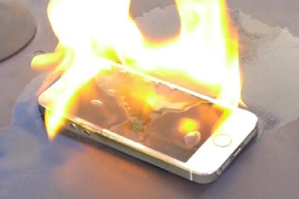 آیفون ۵s اپل هم به آتش کشیده شد