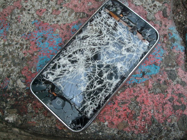 مشتری ناراضی ده‌ها آیفون را در فروشگاه اپل تخریب کرد