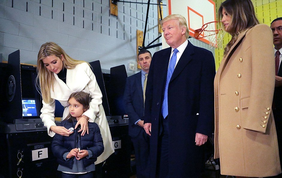 ترامپ به همراه همسر و دختر خود پای صندوق رای حاضر شد (+عکس)