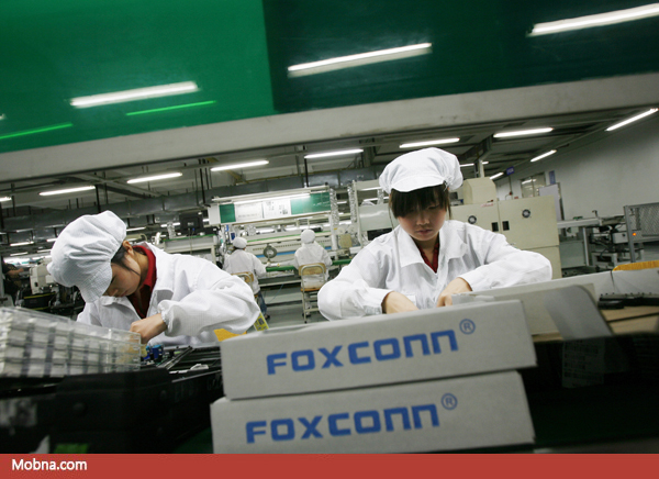 Workers are seen inside a Foxconn factory in the township of Longhua in the southern Guangdong province May 26, 2010. A spate of nine employee deaths at global contract electronics manufacturer Foxconn, Apple's main supplier of iPhones, has cast a spotlight on some of the harsher aspects of blue-collar life on the Chinese factory floor. REUTERS/Bobby Yip (CHINA - Tags: BUSINESS EMPLOYMENT) - RTR2ED8S