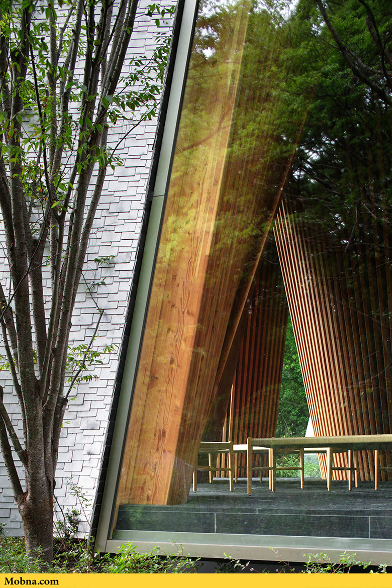 ساخت کلیسای زیبای ژاپنی بین انبوه پوشش جنگلی(+عکس)