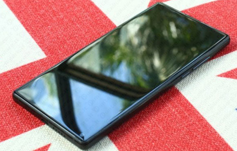 گوشی هوشمند با نمایشگر یکپارچه بدون لبه فقط ۱۷۰ دلار (+عکس و فیلم)