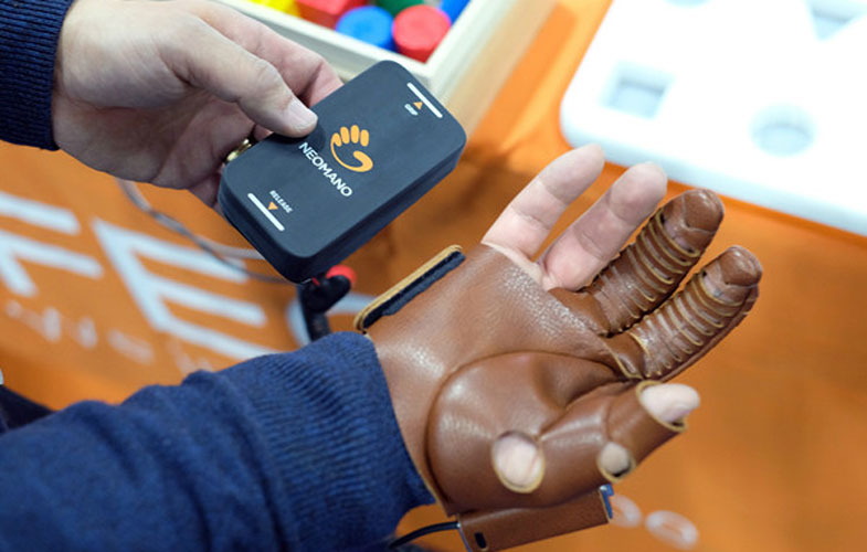 دستکش هوشمند NeoMano برای کمک به بیماران دچار ضایعات نخاعی معرفی شد