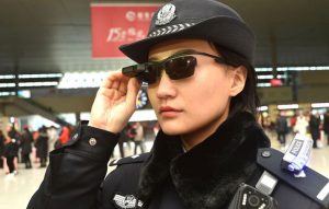 استفاده پلیس چین از عینک‌های تشخیص چهره (+فیلم و عکس)