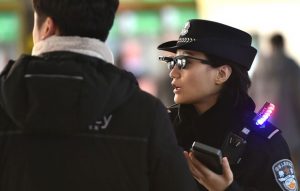 استفاده پلیس چین از عینک‌های تشخیص چهره (+فیلم و عکس)