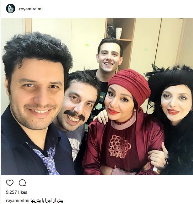 سلفی جواد عزتی و همسرش به همراه دوستانشان، قبل از اجرای نمایش (عکس)