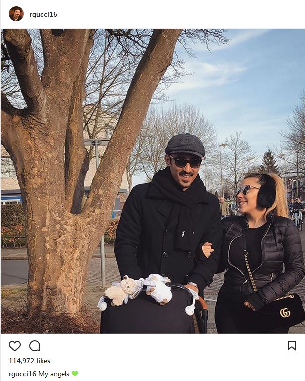 پیاده روی رضا قوچان نژاد به همراه همسر و فرزندش (عکس)