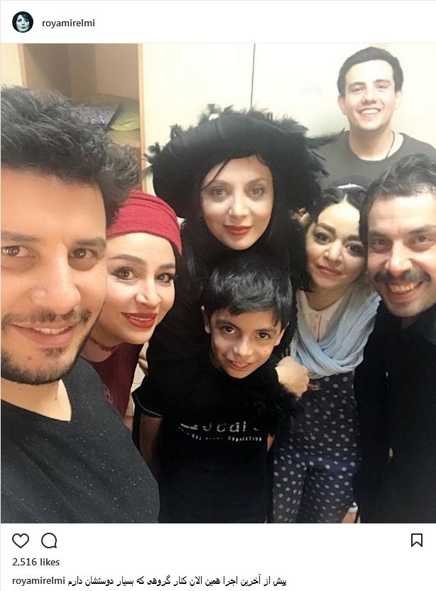 سلفی جواد عزتی به همراه دوستان هنرمندش در پشت صحنه نمایش زندانی خیابان دوم (عکس)