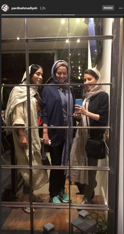 سلفی آینه‌ای پردیس احمدیه به همراه دوستانش (عکس)
