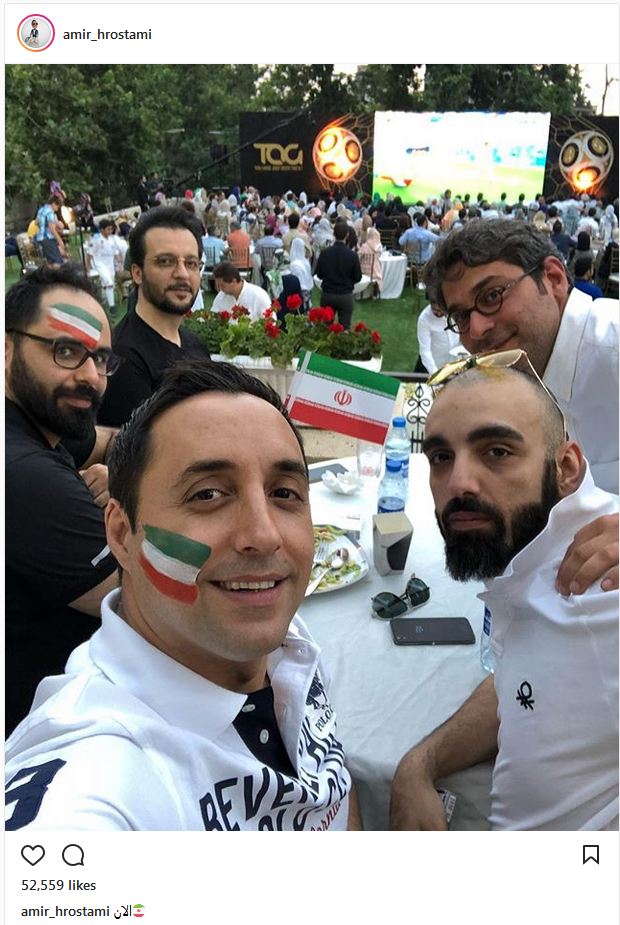 سلفی امیرحسین رستمی و دوستانش در حال تماشای فوتبال در هوای آزاد (عکس)