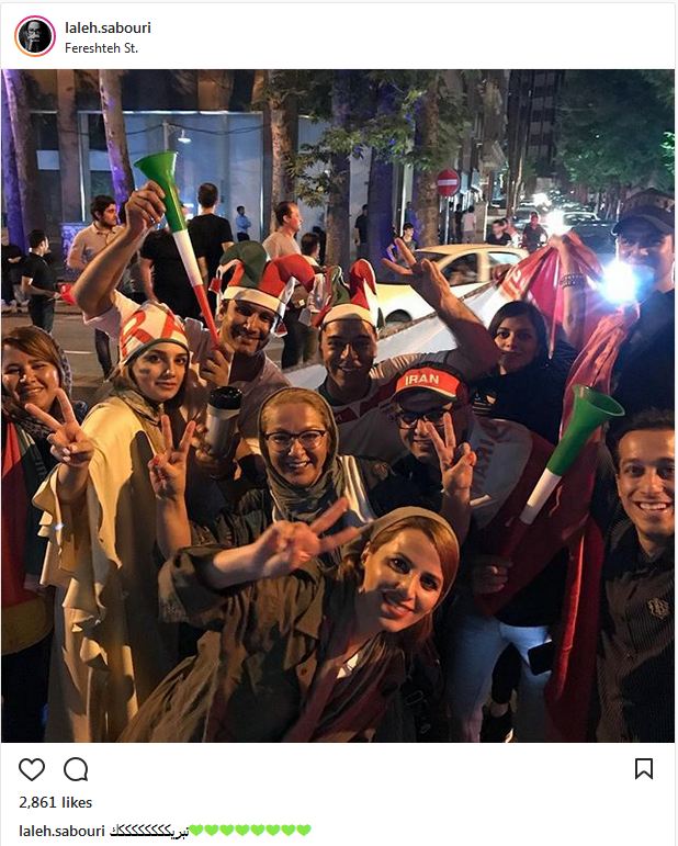 شادی لاله صبوری و دوستانش برای پیروزی تیم ملی فوتبال در خیابان (عکس)