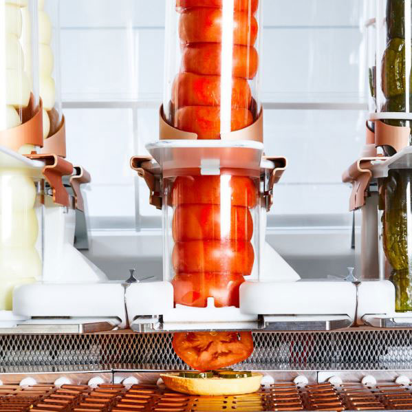 ربات رستورانی یک همبرگر را آماده می کند و می پزد! (+فیلم و عکس)