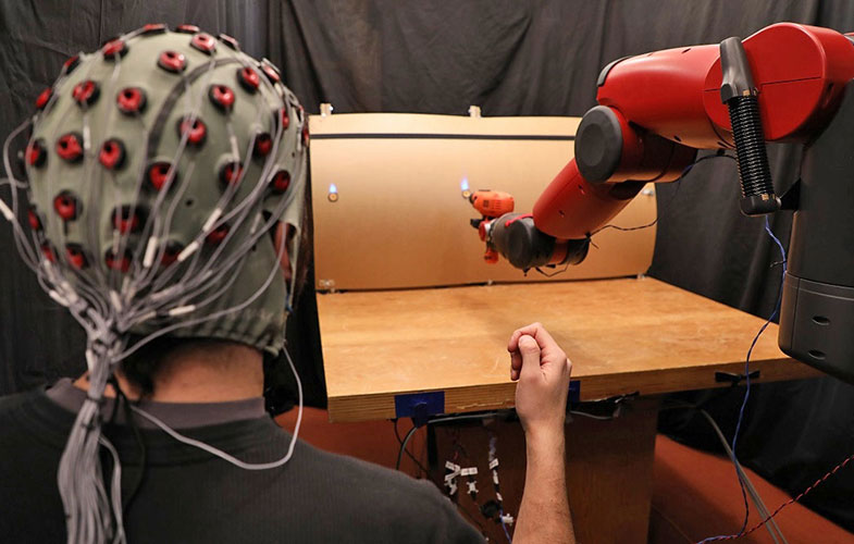 کنترل ربات‌ها با سیگنال‌های مغز و حرکات دست (+ویدئو)