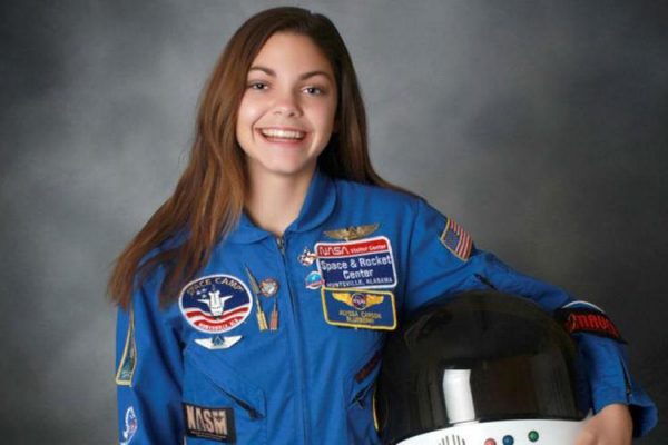 چگونه یک دختر ۱۷ ساله نخستین مسافر کره مریخ شد؟ (+عکس)