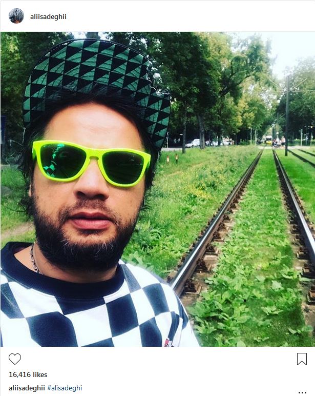 سلفی علی صادقی در مسیر قطار (عکس)