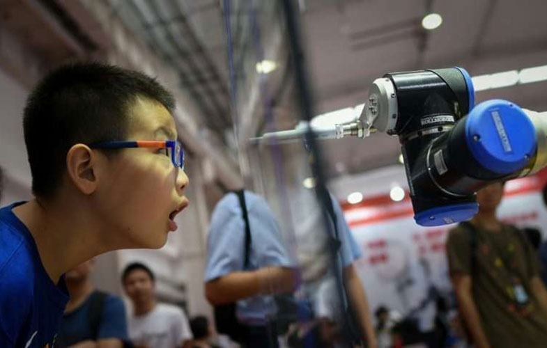 نمایش رباتهای پزشک، معلم و موسیقی‌دان در چین (+تصاویر)