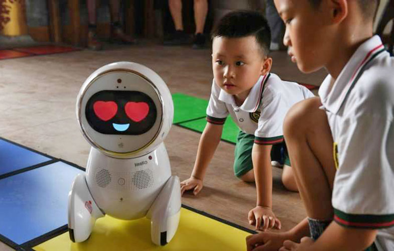 آموزش در مهد کودک با ربات معلم (+تصاویر)