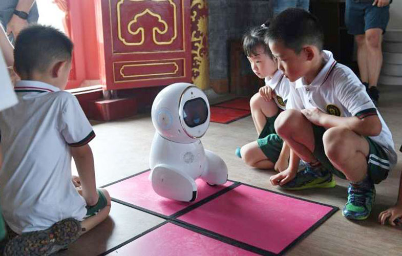 آموزش در مهد کودک با ربات معلم (+تصاویر)