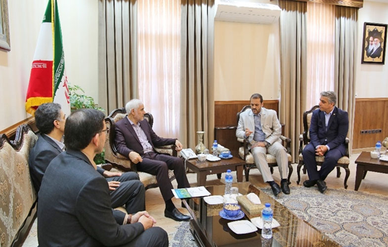 نشست مشترک عضو هیأت مدیره پست بانک با استاندار اصفهان