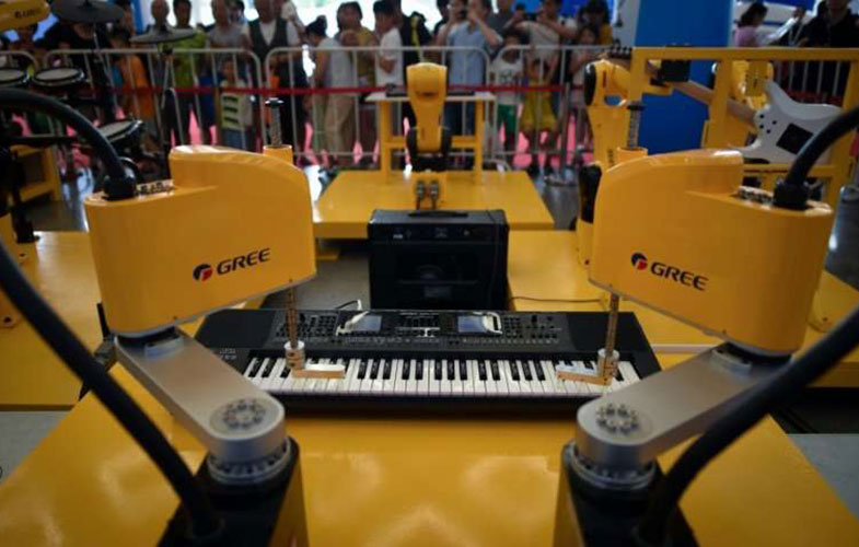 نمایش رباتهای پزشک، معلم و موسیقی‌دان در چین (+تصاویر)